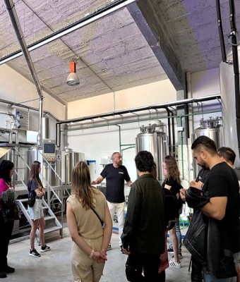 Visita La Caníbal Fábrica de Cerveza + Cata + Monologo de micrófono abierto en Madrid