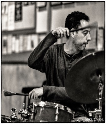 OSCAR DOMENECH             COLLECTIVE trio  en Bizkaia