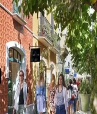 La Roca Village Shopping Express: Viaje de ida y vuelta desde Barcelona