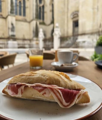Desayuno con vistas a La Catedral de La Almudena en Madrid