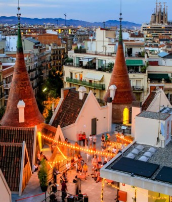 Clase de yoga en edificio modernista Casa Les Punxes en Barcelona