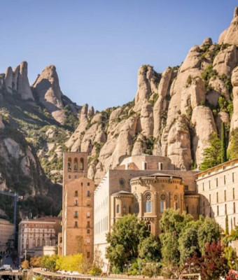 Montserrat y Bodegas: Tour ida y vuelta + Cata de vino con comida tradicional en Barcelona