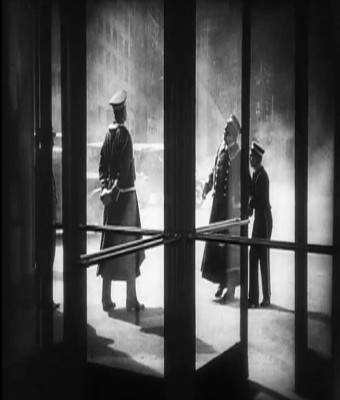 LUNES DE CINE · EL ÚLTIMO · Der letzte Mann · Volver a Murnau: Cien años de Fausto en Sevilla