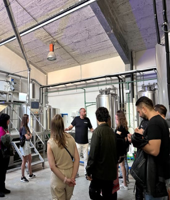 Visita La Caníbal Fábrica de Cerveza + Cata + Monologo de micrófono abierto en Madrid
