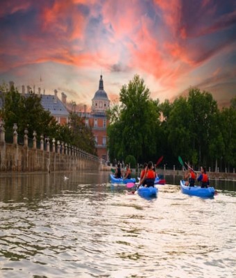 Tour histórico al atardecer en kayak por Aranjuez