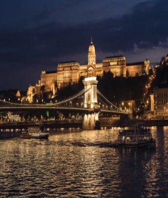 Dinner & Cruise con música en vivo y espectáculo de danza folclórica en Budapest