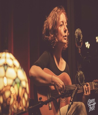 Louise de Lune throws a disc (lanzamiento de disco) en Barcelona