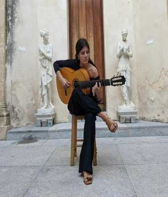 ÁNGELA ZARZUELA. Guitarra flamenca en Barcelona