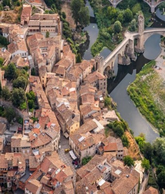 Medieval Private Tour Besalú Castellfollit Santa Pau and Volcanic Zone Natural Park en Barcelona