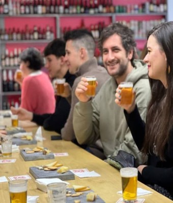 Experiencia en La Fábrica con visita guiada, cata de cervezas y quesos en Madrid