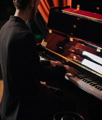 Unlock the Night: Tarot Reading, Live Music & Dinner in a speakeasy en Barcelona