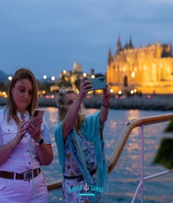 Paseo en barco con música en Palma de Mallorca en Majorca