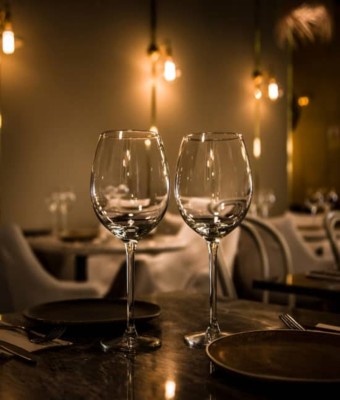 Cena + espectáculo de magia por San Valentín en El Escondite de Villanueva en Madrid