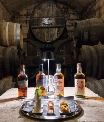 Recorrido por la Destilería Palma con 3 Licores y Degustación de Tapas Gourmet en Majorca