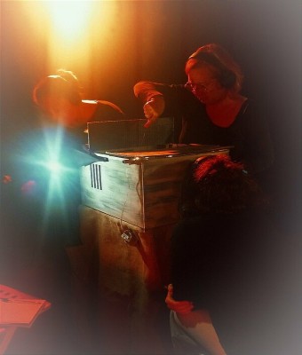Tras el umbral (teatro Lambe-Lambe) (VIOLETA Y PENDULA) Mañana/Goizez - JORNADAS MONSTRENKAS 2025 JARDUNALDI MONSTRENKOAK en Araba/Álava
