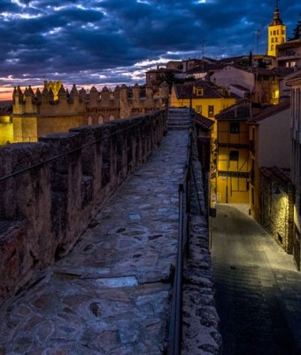 Observación del Cielo en la Puerta de San Andrés en Segovia