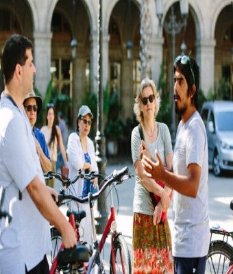 Wonders of Gaudí Bike Tour en Barcelona