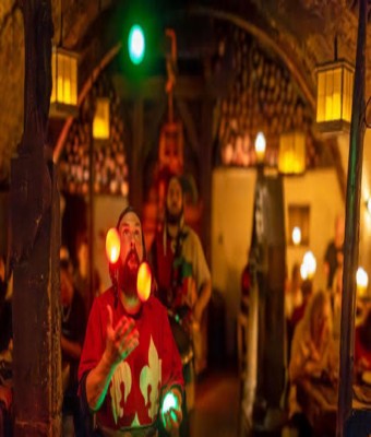 Auténtica experiencia medieval checa original: Cena, espectáculo, cervecería y castillo en Praga
