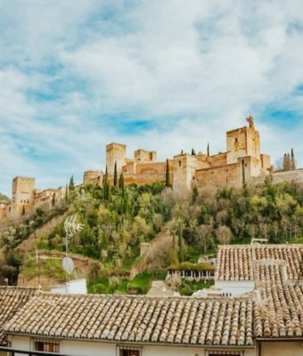 Alhambra y Palacios Nazaríes: Visita con Audioguía + Tarjeta City Pass en Granada