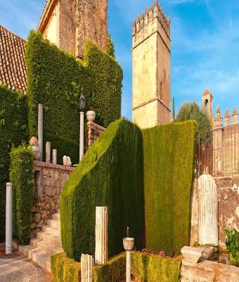 Guided Tour of the Alcazar and Jewish Quarter of Cordoba - Italian en Frente al Alcazar